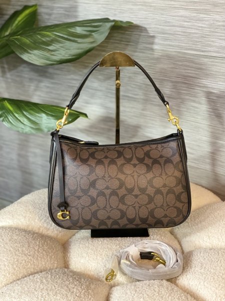 حقيبة كوتش مختومة مع حزام وعلبة ✨